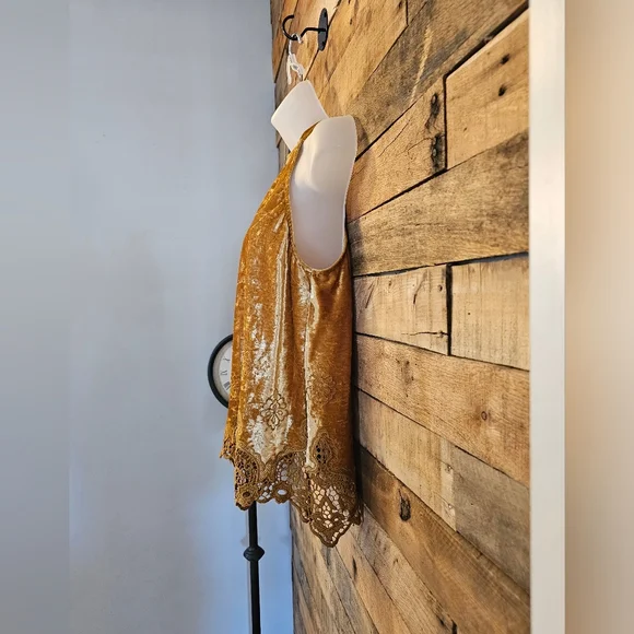 Altar'd State Women's Gold Velvet  Halter Top W/crochet Hemline Size M - Picture 8 of 13